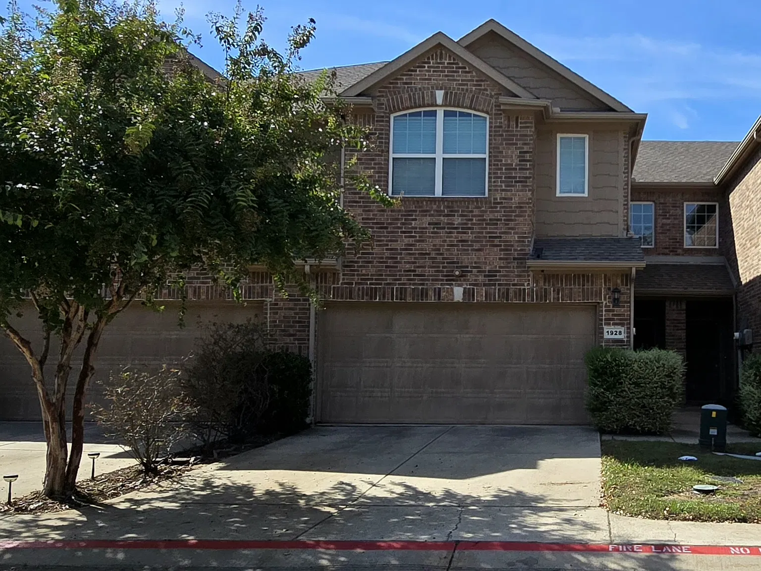 3 bed, 2.5 bath, 1645 sqft, $2,350 — Photo 2