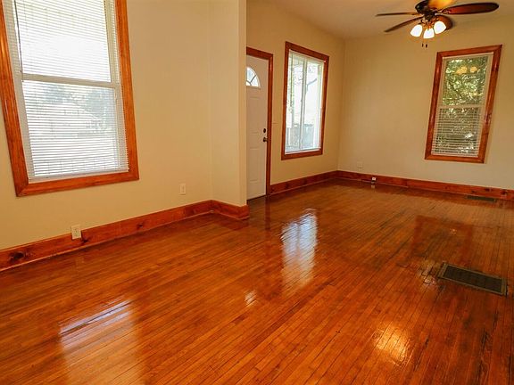 3rd image of 905 W Loucks Ave