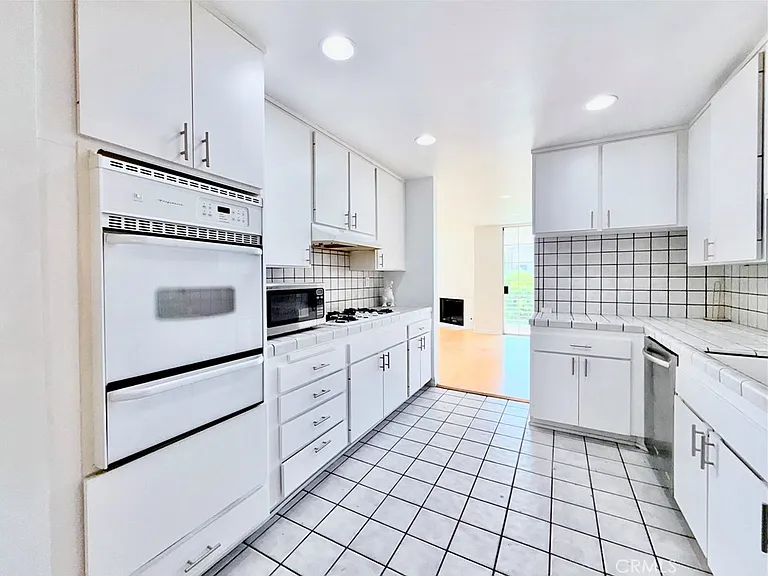 1129 Larrabee St #10 — Photo 5