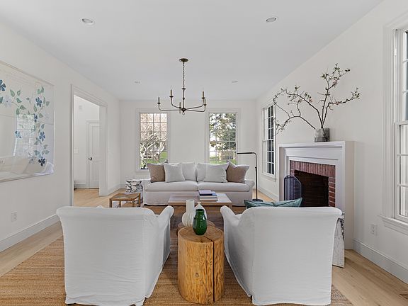4th image of 90 Hedges Ln