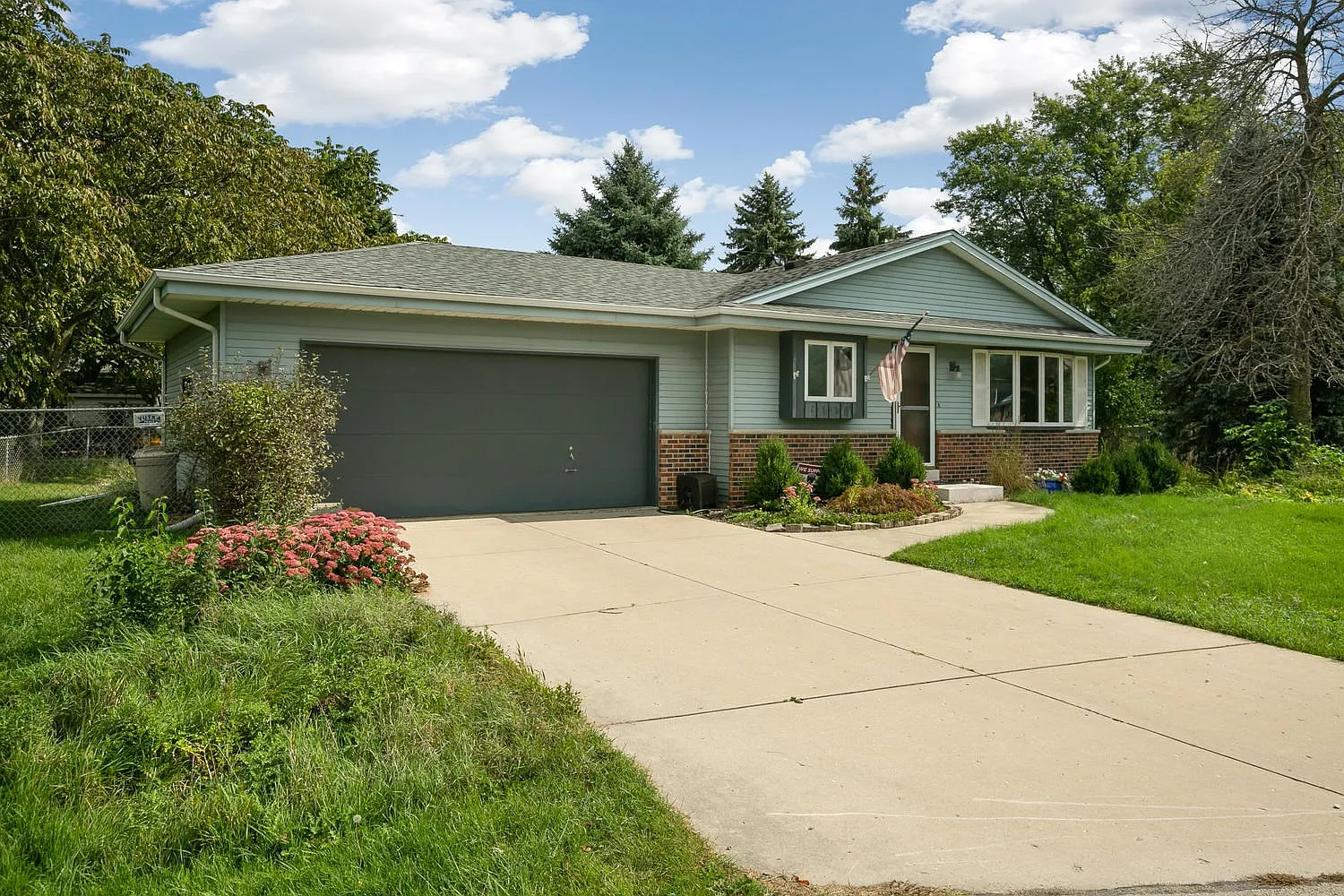 2139 Riviera Dr photo 1