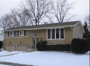 1202 E Paddock Dr, Palatine, IL 60074