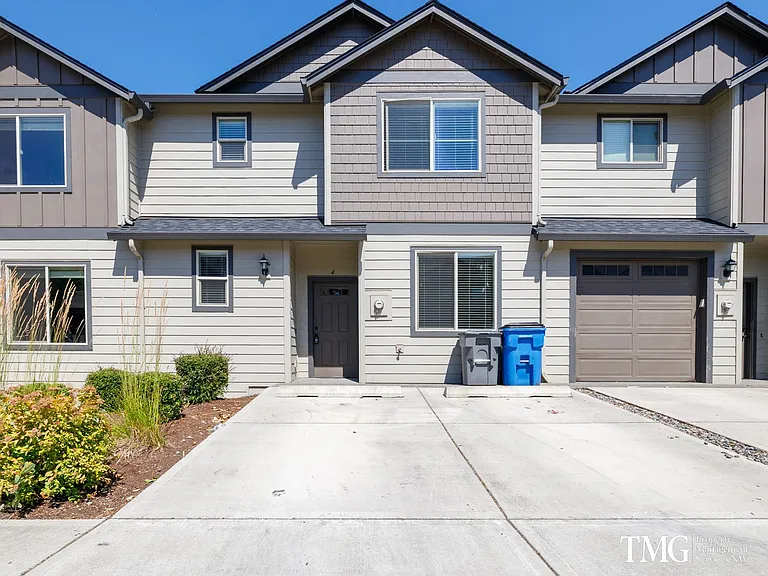 Maple Court — Photo 14