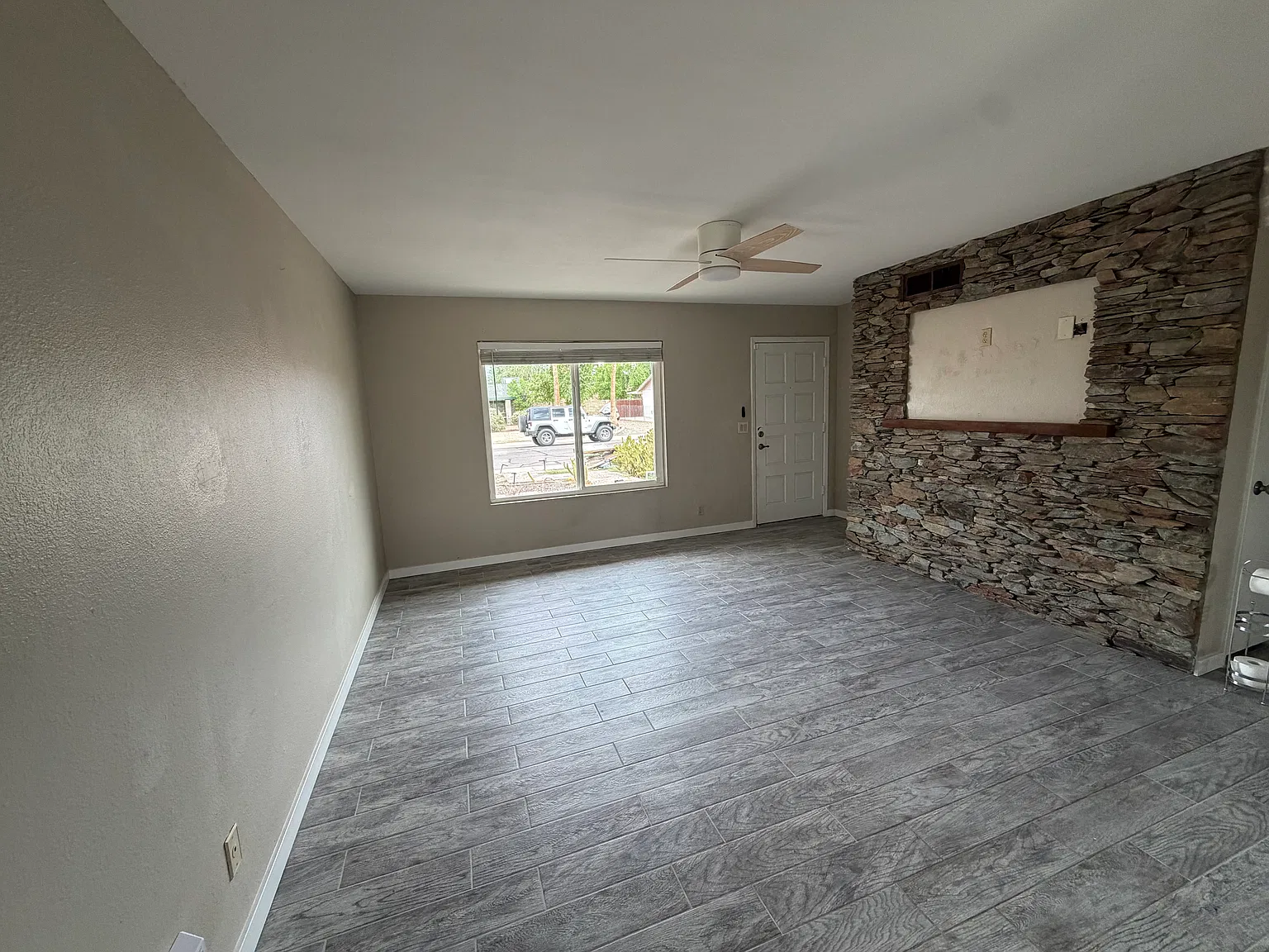 3 bed, 1110 sqft, $1,800 — Photo 2