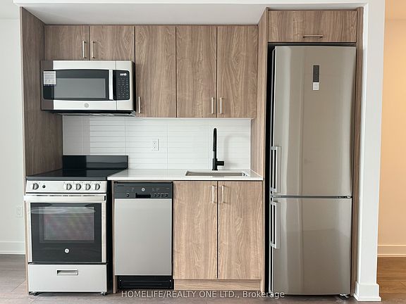 2nd image of 758 Dovercourt Rd #308