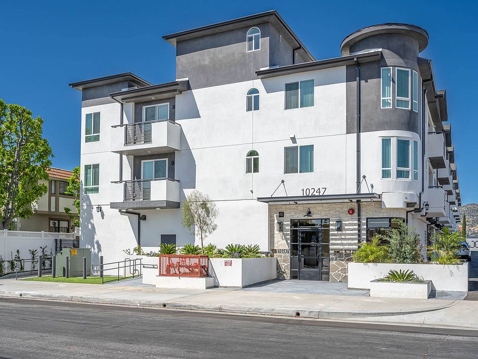 1st image of 10247 Variel Ave #314