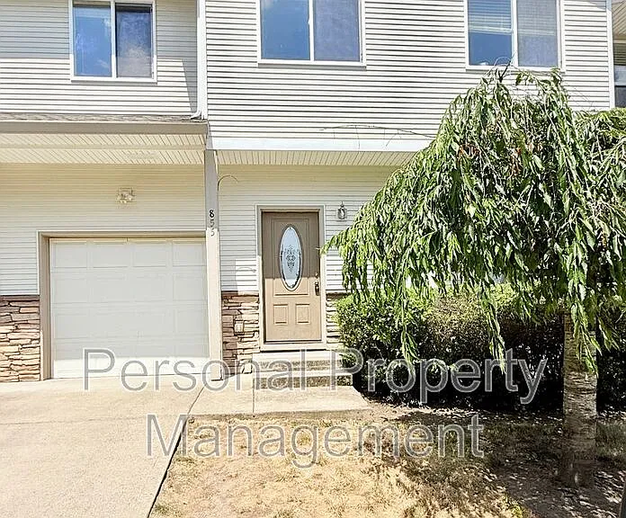 855 NW Ivy St — Photo 1