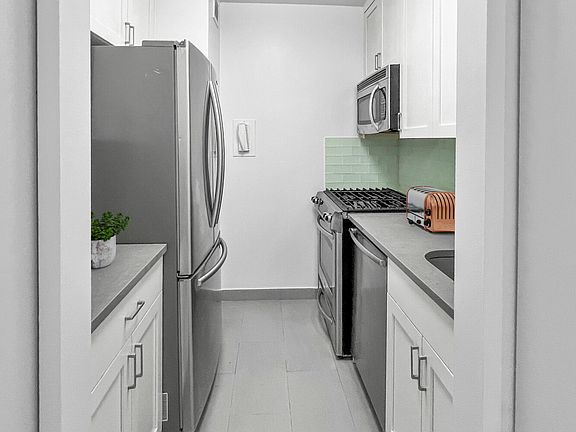 5th image of 115 E 34th St #1403