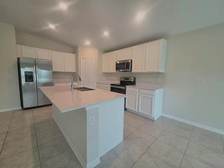 327 Macarthur St — Photo 5