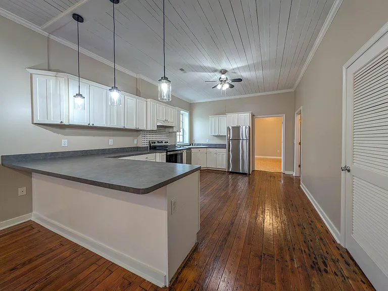 170 E Davis St — Photo 6