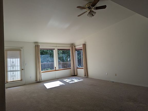 3rd image of 925 Hawthorne St #B