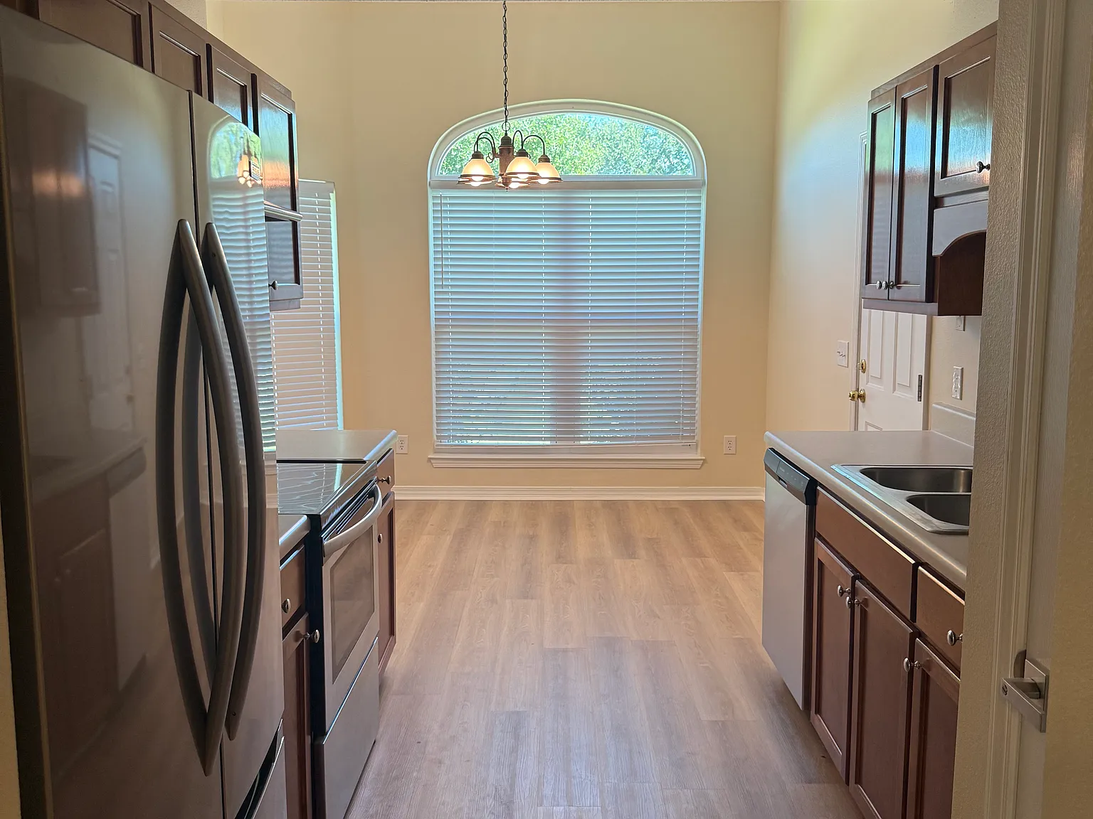 3 bed, 1398 sqft, $1,900 — Photo 3