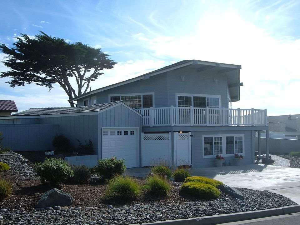 Front of home, Steps to the ocean! 