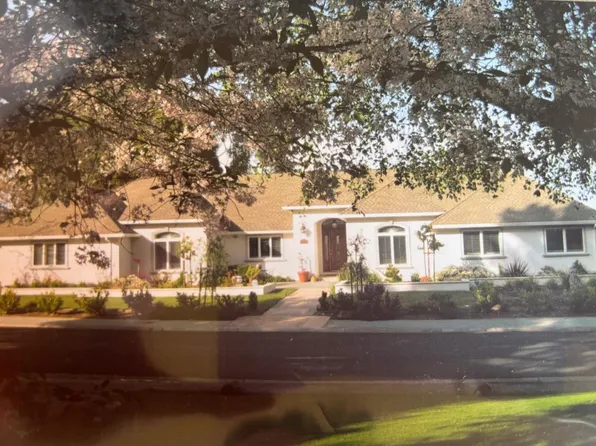 1015 Woodland Dr, Hillsborough, CA 94010