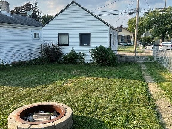 2nd image of 1120 Azel Ave
