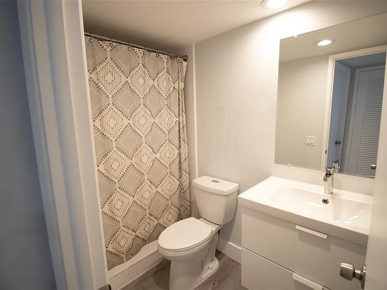 400 SE 10th St #1 — Photo 15