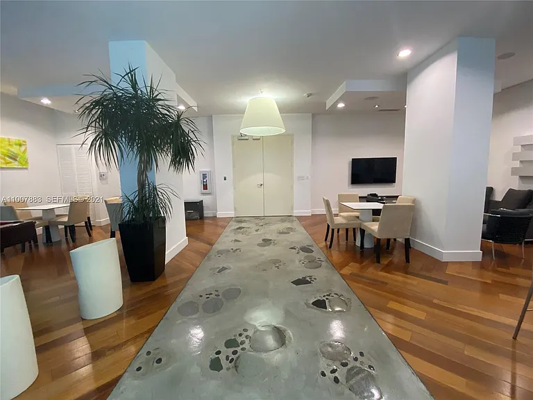 234 NE 3rd St #5 — Photo 3