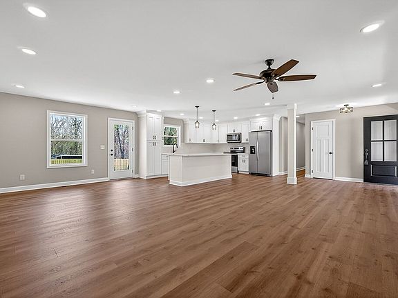 5th image of 708 W Oak Dr
