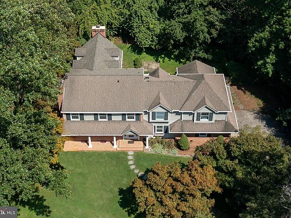 3rd image of 21 Windward Dr