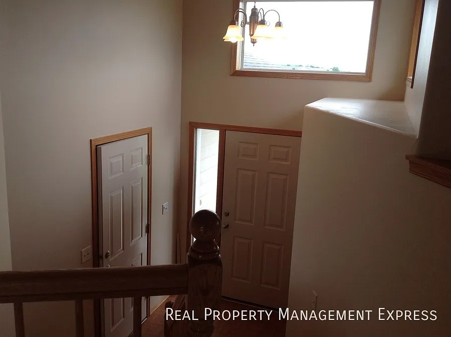 Beautiful 4 Bedroom 2 Bathroom Single Family Home w/ Double Stall Garage in SW Sioux Falls — Photo 3