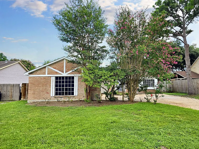 22619 Deville Dr — Photo 1