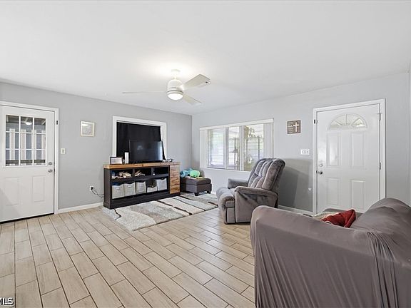 3rd image of 102 Crescent Lake Dr