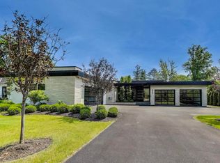 821 Harms Rd, Glenview, IL 60025