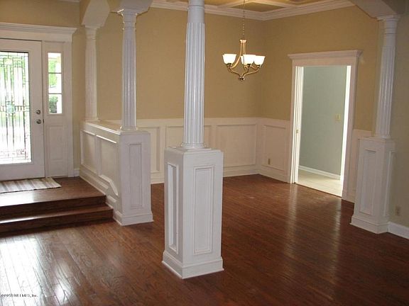 5th image of 938 Staveley Dr W
