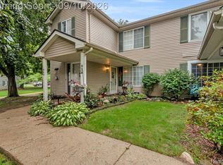 938 Saybrook Dr #10, Waterford, MI 48327