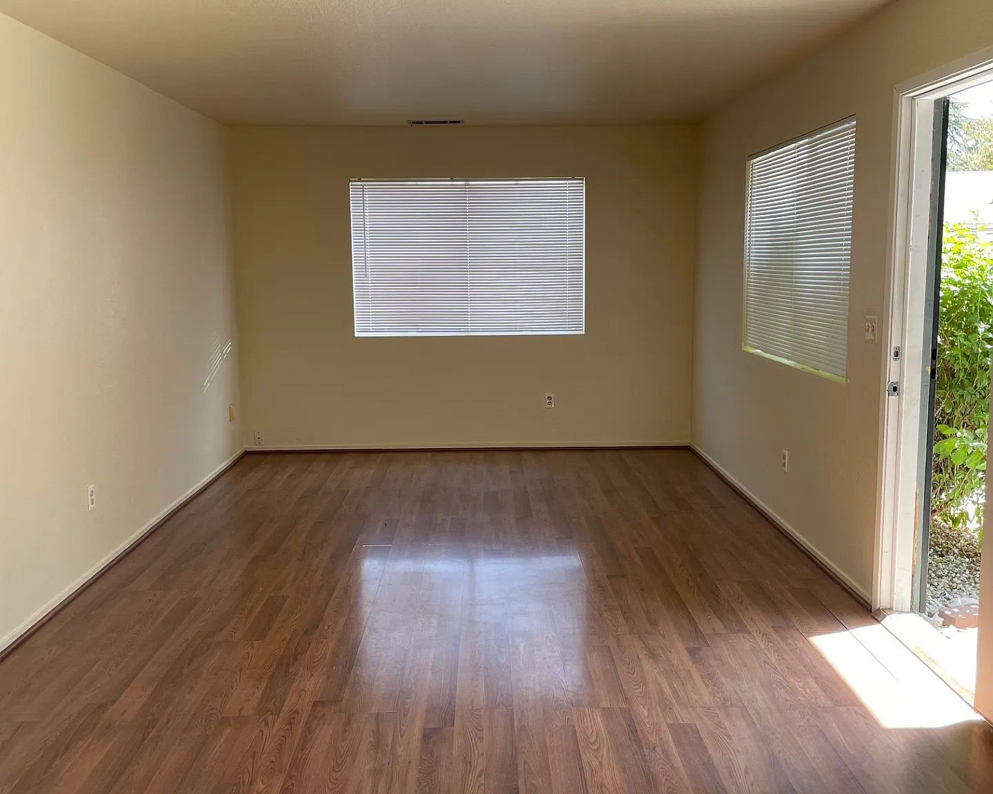3 bed, 1100 sqft, $2,295 — Photo 3