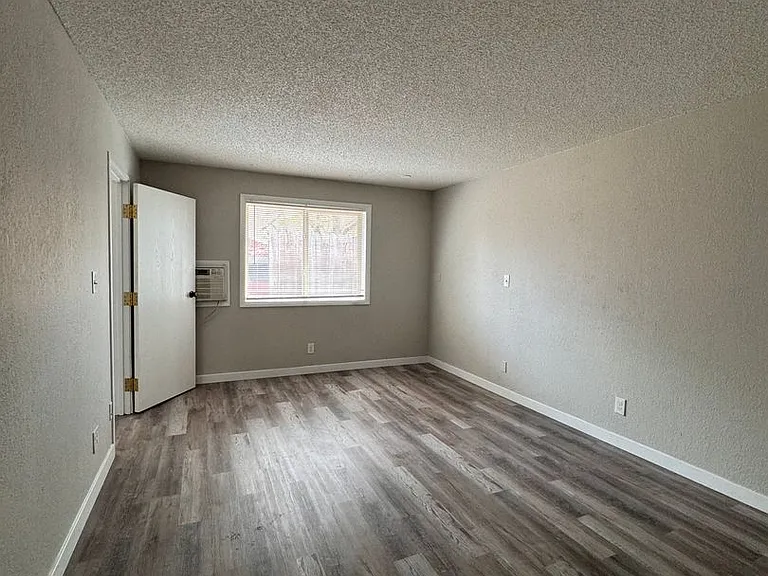 Raintree Apartments — Photo 35