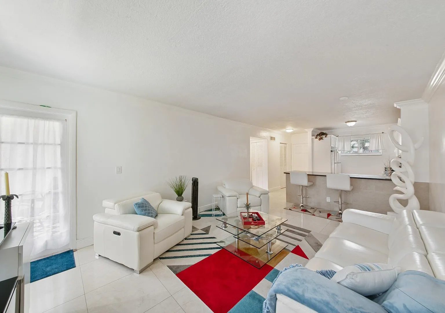 1 bed, 1.0 bath, 744 sqft, $1,575 — Photo 2