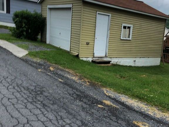 2nd image of 1056 Hill St