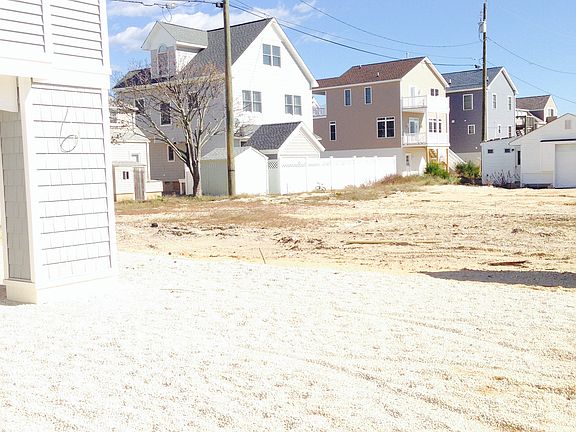 Lot facing northeast