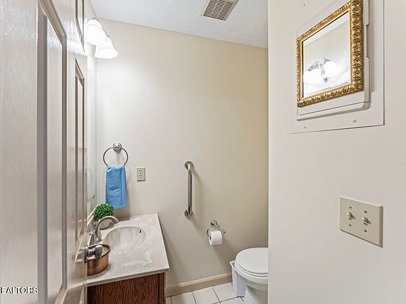 4th image of 413 Denton Ct
