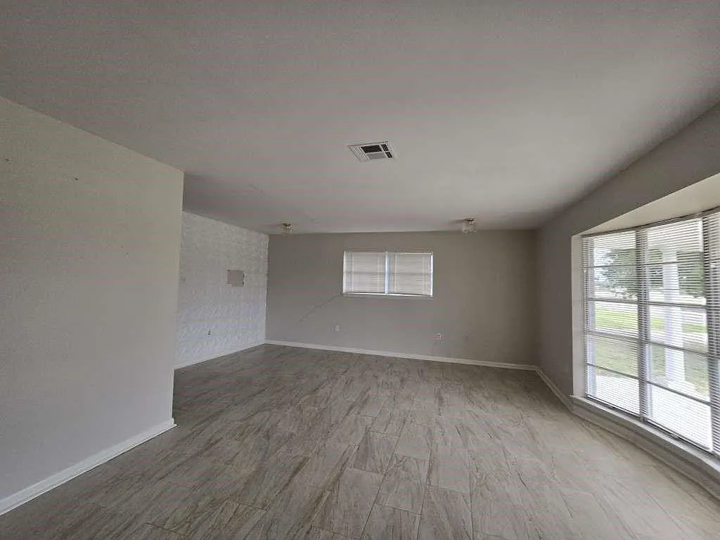 3 bed, 2.5 bath, 2047 sqft, $1,995 — Photo 4