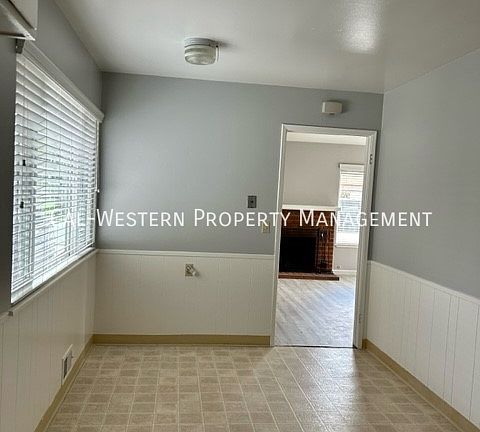 3rd image of 1115 Greenbriar Ave