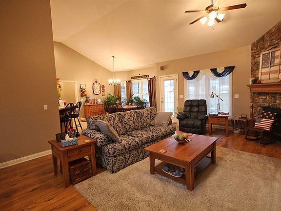 5th image of 4286 Hilldale Dr