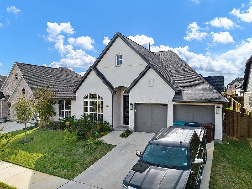 1st image of 912 Elmwood Dr
