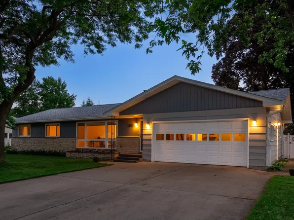 2711 Shore Dr, Marinette, WI 54143