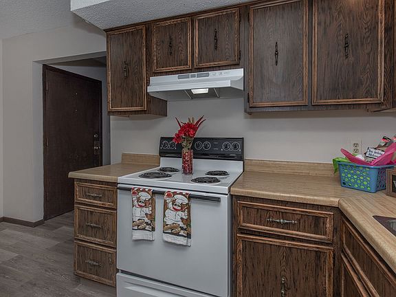 3rd image of 905 17th St #10