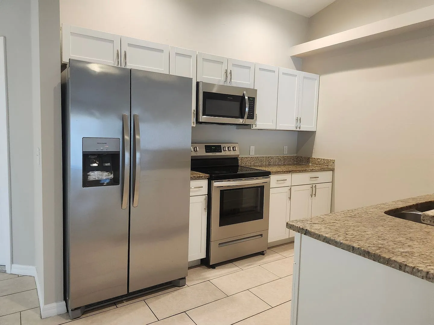 Beautiful 3 Bedroom 2 Bath Duplex with a garage and Laundry hook up — Photo 4
