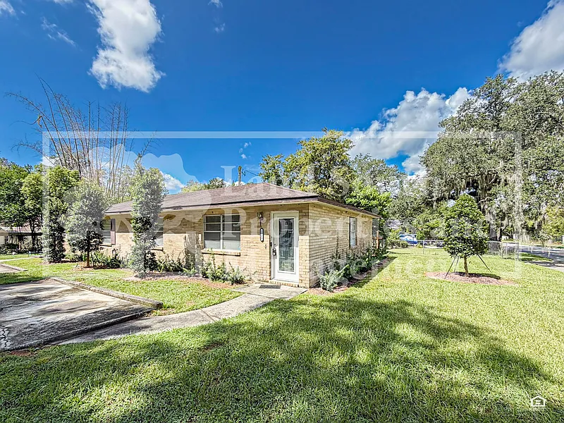 2 bed, 1.0 bath, 1953 sqft, $1,300 — Photo 1