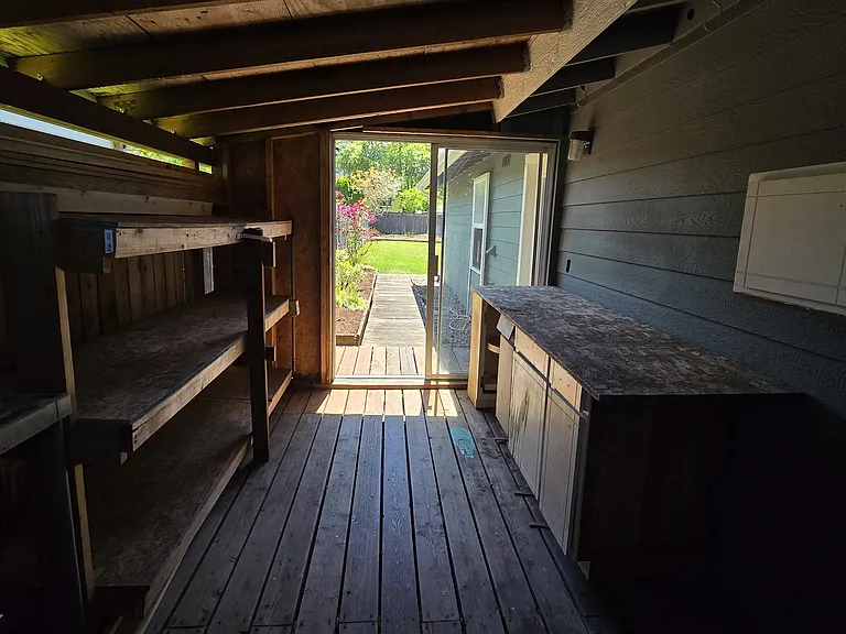 702 Montgomery St — Photo 36