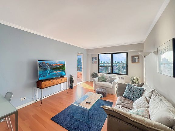 4th image of 385 Grand St APT L1707