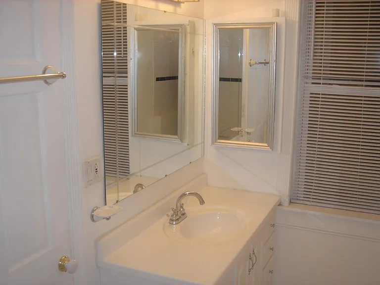 2538 Foster Ave — Photo 12