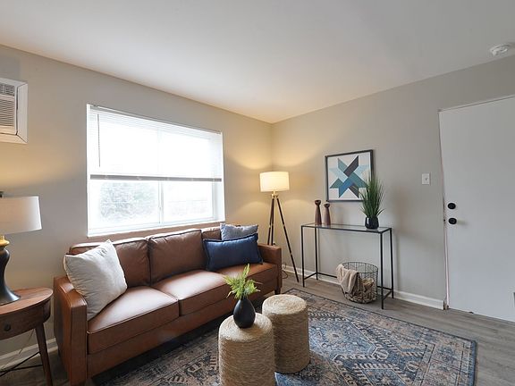 5th image of 3320 Greenwood Blvd #8