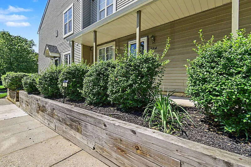 2 bed, 1.0 bath, 970 sqft, $1,900 — Photo 2