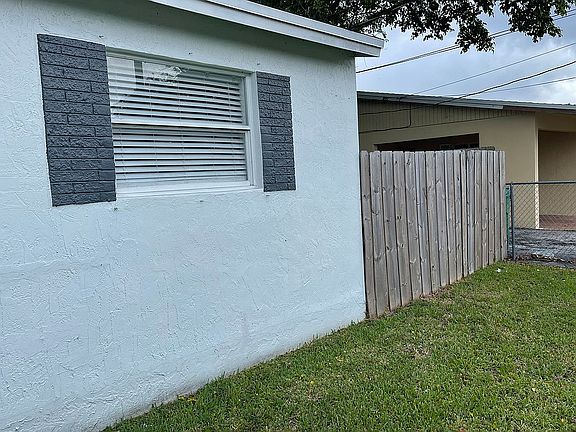 3rd image of 880 NW 33rd Ter