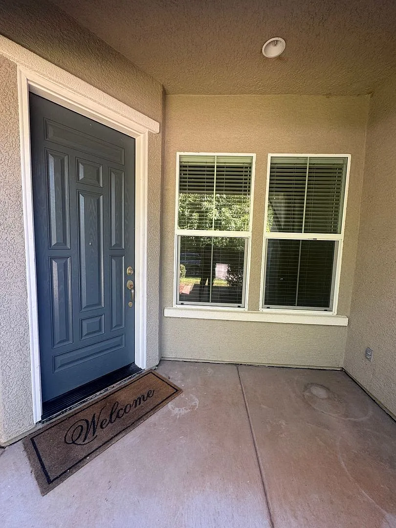Beautiful 4 Bed/2 Bath Home In Redding — Photo 2